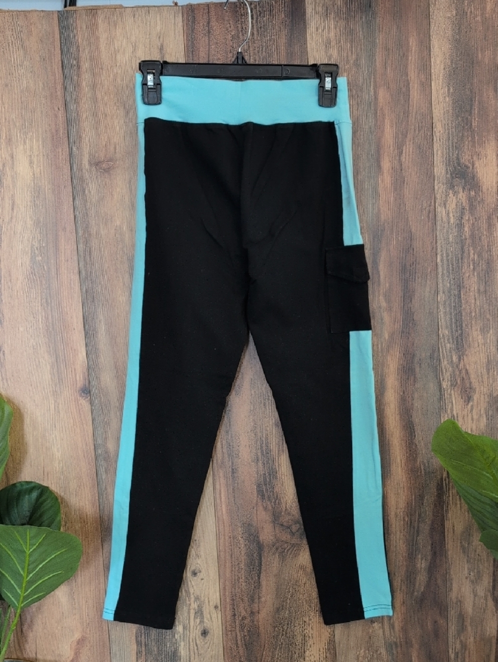 I Love Siz High-Rise Black Crop Leggings with Aqua Side Panels M            M387